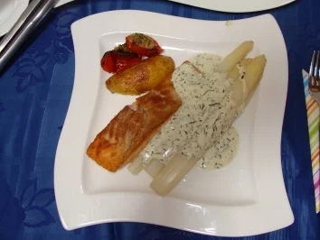 Rezept: Lachs mit Spargel und Senf-Dill-Soße Lachs mit Spargel und Senf-Dill-Soße - Rezept