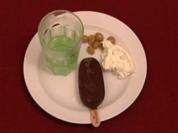 Wackelpudding mit Vanillepudding, Sahne und Früchten (Theo West) - Rezept