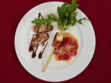 Rezept: Gamba gespießt auf Zitronengras und Schinken-Rum-Baguette an Rucola (Kelly Trump) Gamba gespießt auf Zitronengras und Schinken-Rum-Baguette an Rucola (Kelly Trump) - Rezept