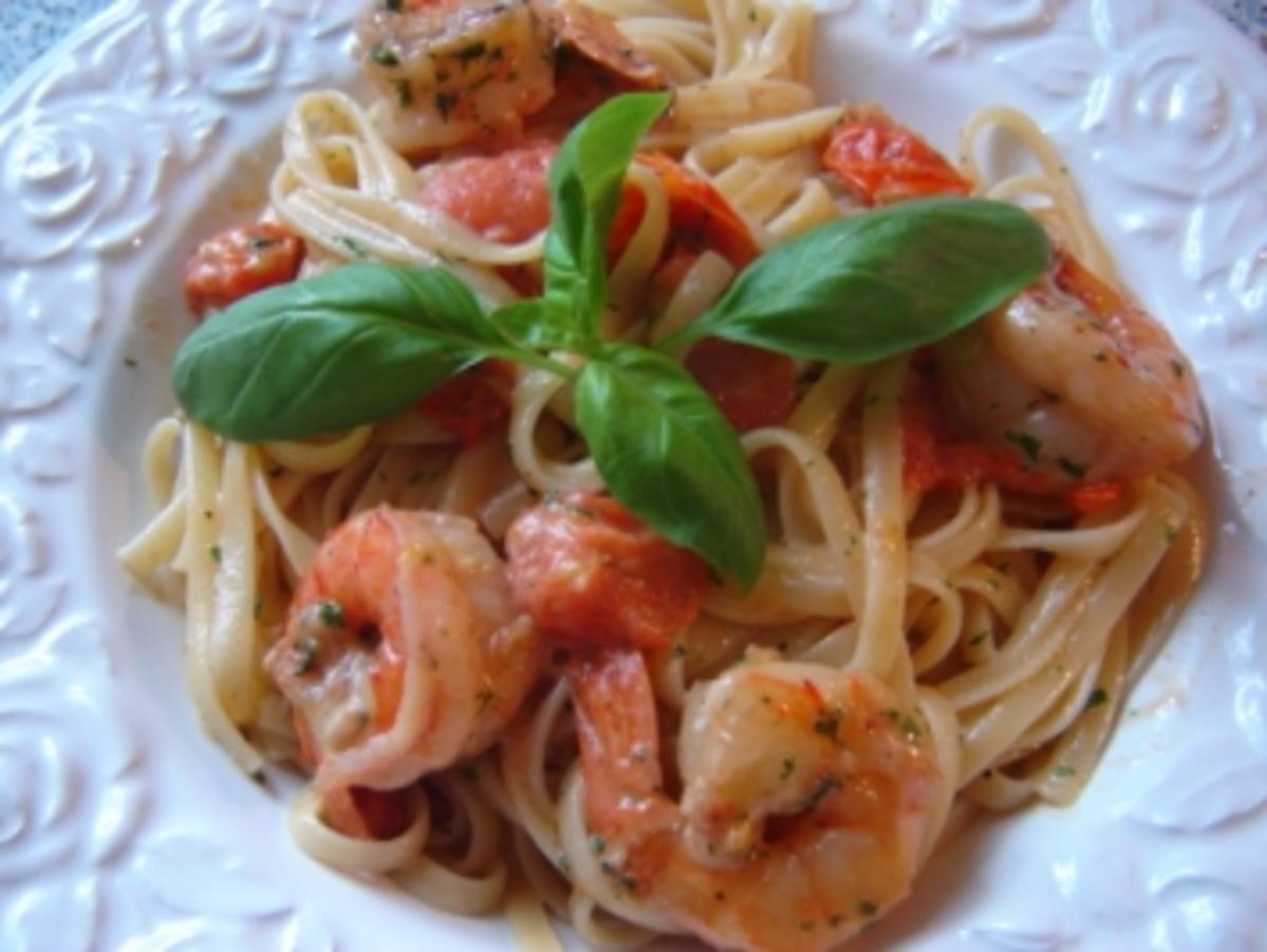 LINGUINE AI SCAMPI FIAMMEGGIATI - Pasta mit flambierten Scampis -
Rezept von luna-61