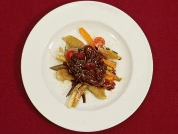 Rinderfilet in Pfefferknoblauchsoße mit Gnocchis in Salbeibutter (Kelly Trump) - Rezept