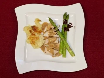 Hühnchen auf der offenen Bierdose mit Calvadosrahmsoße, Apfel-Kartoffelgratin und Schokoladenspargel (Michael Wendler) - Rezept