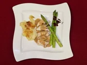 Hühnchen auf der offenen Bierdose mit Calvadosrahmsoße, Apfel-Kartoffelgratin und Schokoladenspargel (Michael Wendler) - Rezept