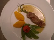 Lamm auf Rosmarinspieß mit Karottenpüree und Kaiserschoten an leichter Senfsoße - Rezept