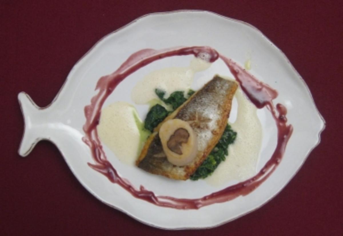 Wolfsbarsch und Jakobsmuschel mit Rotweinbutter und Cremespinat ...