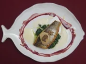 Wolfsbarsch und Jakobsmuschel mit Rotweinbutter und Cremespinat - Rezept