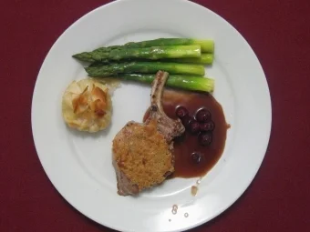 Rezept: Iberico-Schwein mit Pinien-Kruste an Cranberry-Jus mit Spargel u. Kartoffelsäckchen Iberico-Schwein mit Pinien-Kruste an Cranberry-Jus mit Spargel u. Kartoffelsäckchen - Rezept