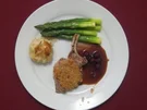 Rezept: Iberico-Schwein mit Pinien-Kruste an Cranberry-Jus mit Spargel u. Kartoffelsäckchen Iberico-Schwein mit Pinien-Kruste an Cranberry-Jus mit Spargel u. Kartoffelsäckchen - Rezept