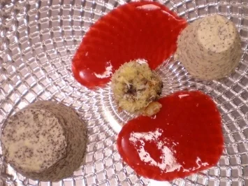 Rezept: Mousse und Parfait vom Mohn auf Himbeerspiegel mit Schoko-Krokette Mousse und Parfait vom Mohn auf Himbeerspiegel mit Schoko-Krokette - Rezept