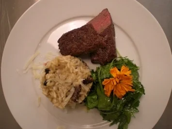 Rezept: Morchelrisotto an Wildkräutersalat mit Lammrücken Morchelrisotto an Wildkräutersalat mit Lammrücken - Rezept