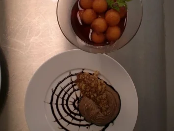 Rezept: In Portwein marinierte Melonenkugeln an einer Mascarpone-Balsamico-Creme In Portwein marinierte Melonenkugeln an einer Mascarpone-Balsamico-Creme - Rezept