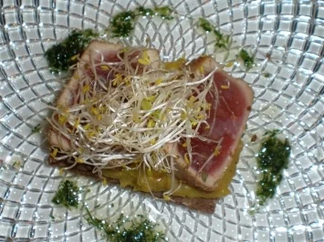 Tunfisch auf Nussbrot an Bananenchutney - Rezept