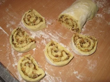 Kartoffelröllchen mit Zwiebel-Walnussfüllung - Rezept - Bild Nr. 5