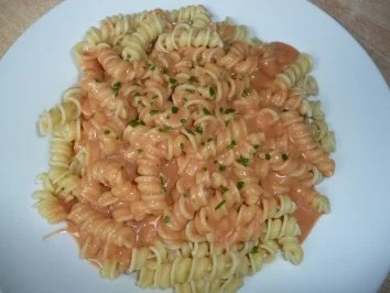 Nudeln m. Tomatensauce classic - Rezept