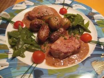 Medaillons vom Schweinefilet auf Dijoner-Senfsauce mit Kaiserschoten & Rosmarinkartoffeln - Rezept