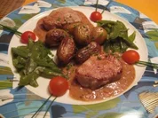 Medaillons vom Schweinefilet auf Dijoner-Senfsauce mit Kaiserschoten & Rosmarinkartoffeln - Rezept