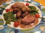 Medaillons vom Schweinefilet auf Dijoner-Senfsauce mit Kaiserschoten & Rosmarinkartoffeln - Rezept