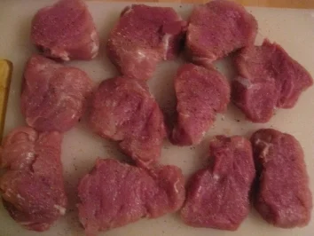 Medaillons vom Schweinefilet auf Dijoner-Senfsauce mit Kaiserschoten & Rosmarinkartoffeln - Rezept - Bild Nr. 2