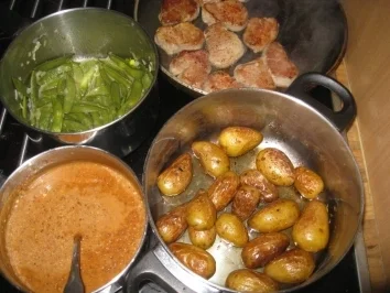 Medaillons vom Schweinefilet auf Dijoner-Senfsauce mit Kaiserschoten & Rosmarinkartoffeln - Rezept - Bild Nr. 3