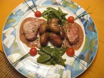 Medaillons vom Schweinefilet auf Dijoner-Senfsauce mit Kaiserschoten & Rosmarinkartoffeln - Rezept - Bild Nr. 4