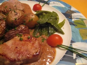 Medaillons vom Schweinefilet auf Dijoner-Senfsauce mit Kaiserschoten & Rosmarinkartoffeln - Rezept - Bild Nr. 5