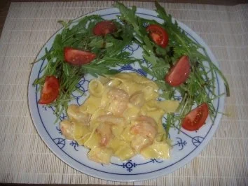 Garnelen kuscheln sich im Bett aus Bandnudeln - Rezept