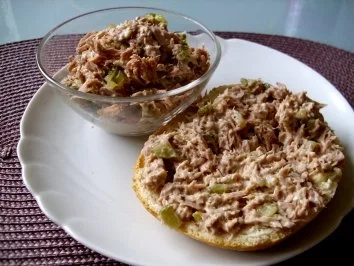 Rezept: Thunfisch aufs Brötchen Thunfisch aufs Brötchen - Rezept