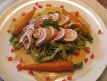 Gefüllte Putenröllchen auf  grüne Tagliatelle mit Sherrysoße & jungen Möhren - Rezept