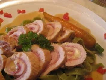 Gefüllte Putenröllchen auf  grüne Tagliatelle mit Sherrysoße & jungen Möhren - Rezept - Bild Nr. 7