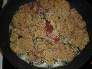 Rezept: Hühnerleber in Nusskruste mit Bratkartoffel-Apfel-Pfanne Bild Nr. 3 Hühnerleber in Nusskruste mit Bratkartoffel-Apfel-Pfanne - Rezept - Bild Nr. 3