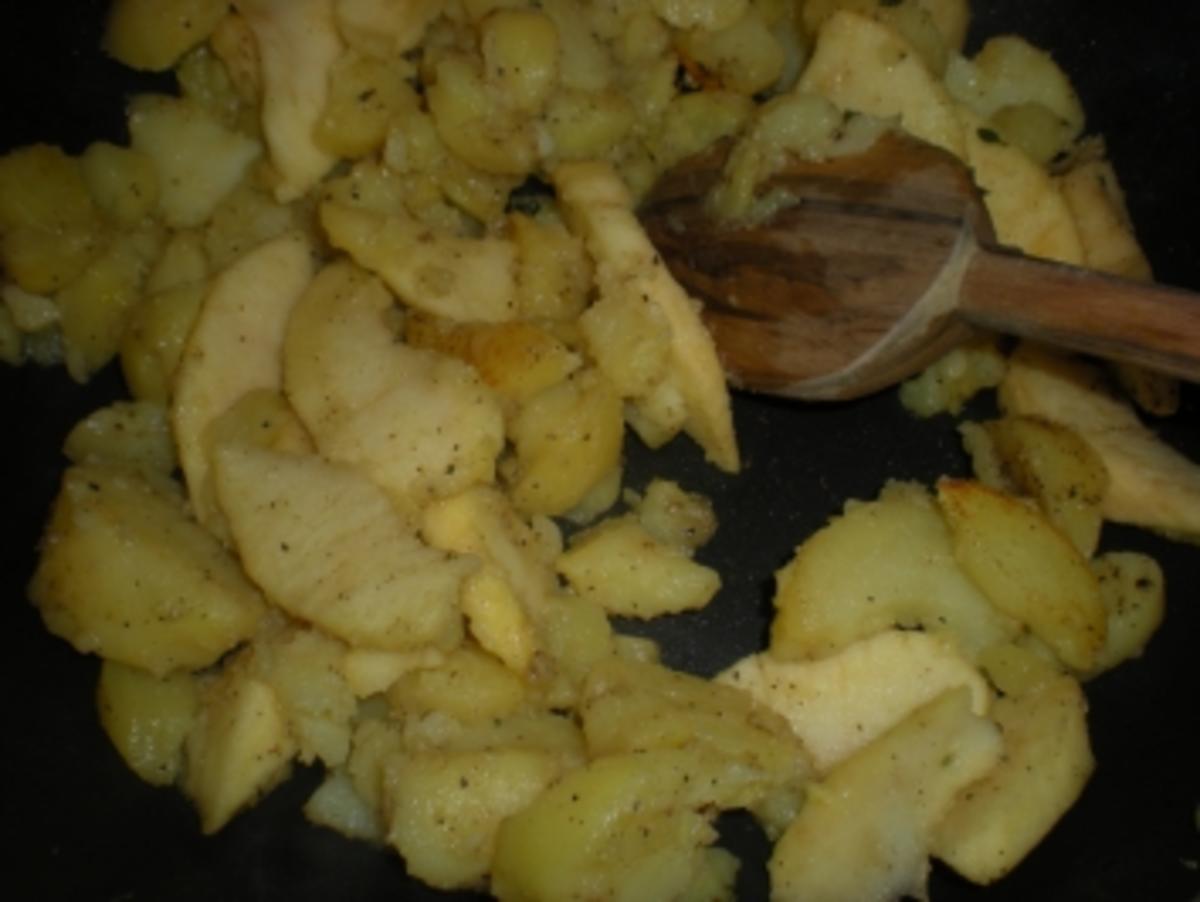 Hühnerleber in Nusskruste mit Bratkartoffel-Apfel-Pfanne - Rezept - Bild Nr. 4