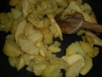Rezept: Hühnerleber in Nusskruste mit Bratkartoffel-Apfel-Pfanne Bild Nr. 4 Hühnerleber in Nusskruste mit Bratkartoffel-Apfel-Pfanne - Rezept - Bild Nr. 4