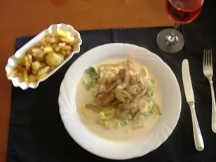 Westfälischer Rosenkranz auf Sahnemeerrettichwirsing und Bratkartoffeln - Rezept