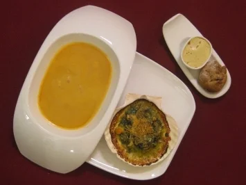 Flusskrebs-Bisque, gratinierte Jakobsmuscheln mit Corail und Kastanienbrötchen - Rezept