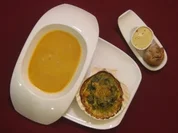 Flusskrebs-Bisque, gratinierte Jakobsmuscheln mit Corail und Kastanienbrötchen - Rezept
