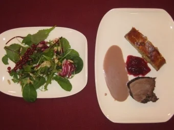Frischlingskeule a la Wacholder an Blattsalaten und Kartoffelstrudel - Rezept