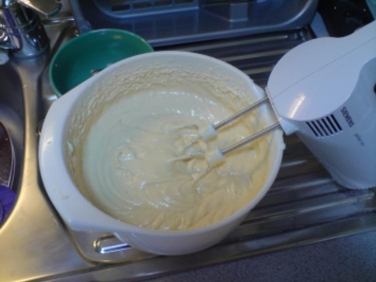 Schokoladenkuchen mit weißen Guss und bunten Streuseln - einfach - 329 ...