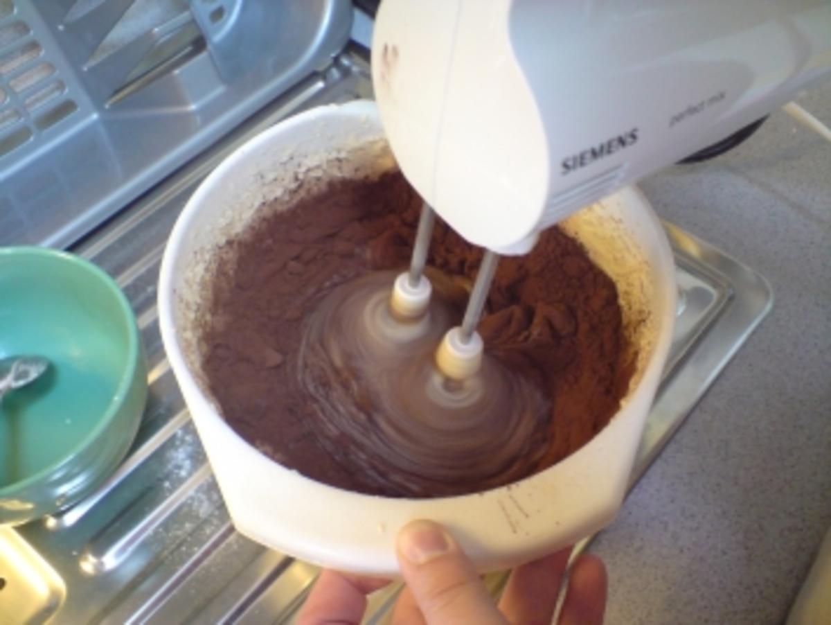 Schokoladenkuchen mit weißen Guss und bunten Streuseln - Rezept - Bild Nr. 3