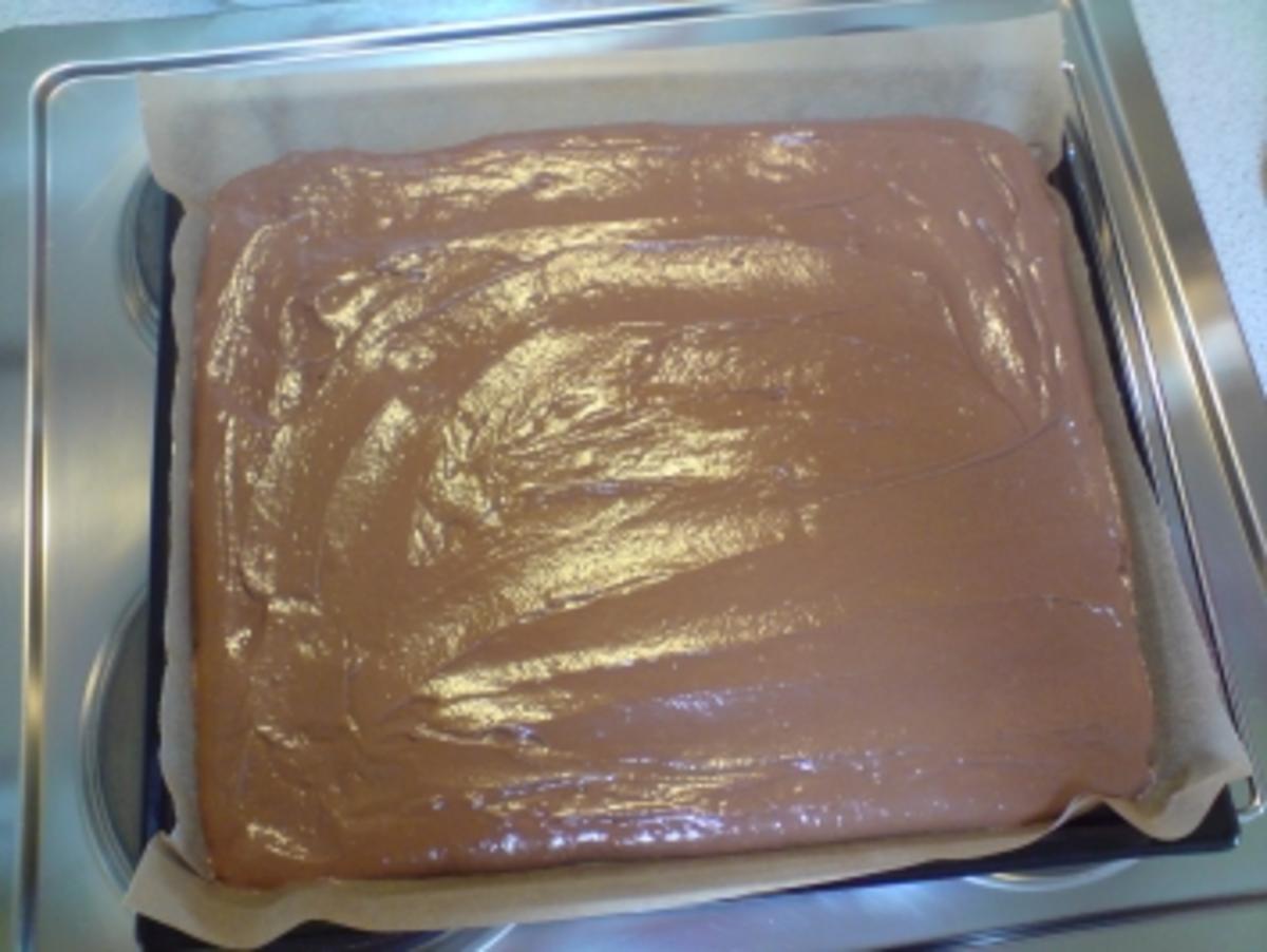 Schokoladenkuchen mit weißen Guss und bunten Streuseln - Rezept - Bild Nr. 4