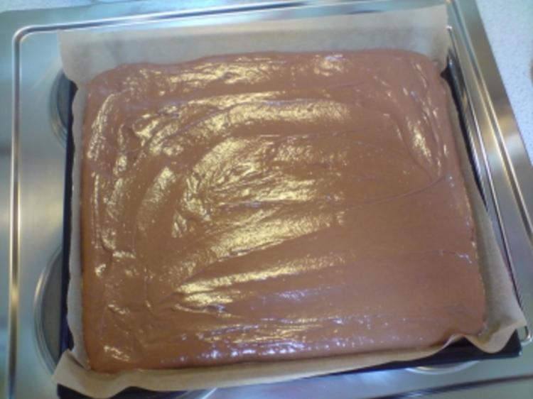 Schokoladenkuchen mit weißen Guss und bunten Streuseln - einfach - 329 ...