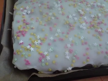 Schokoladenkuchen mit weißen Guss und bunten Streuseln - Rezept - Bild Nr. 6