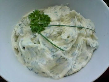 Kräuter-Knoblauchbutter selbstgemacht - Rezept