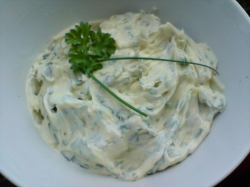 Kräuter-Knoblauchbutter selbstgemacht - Rezept - kochbar.de