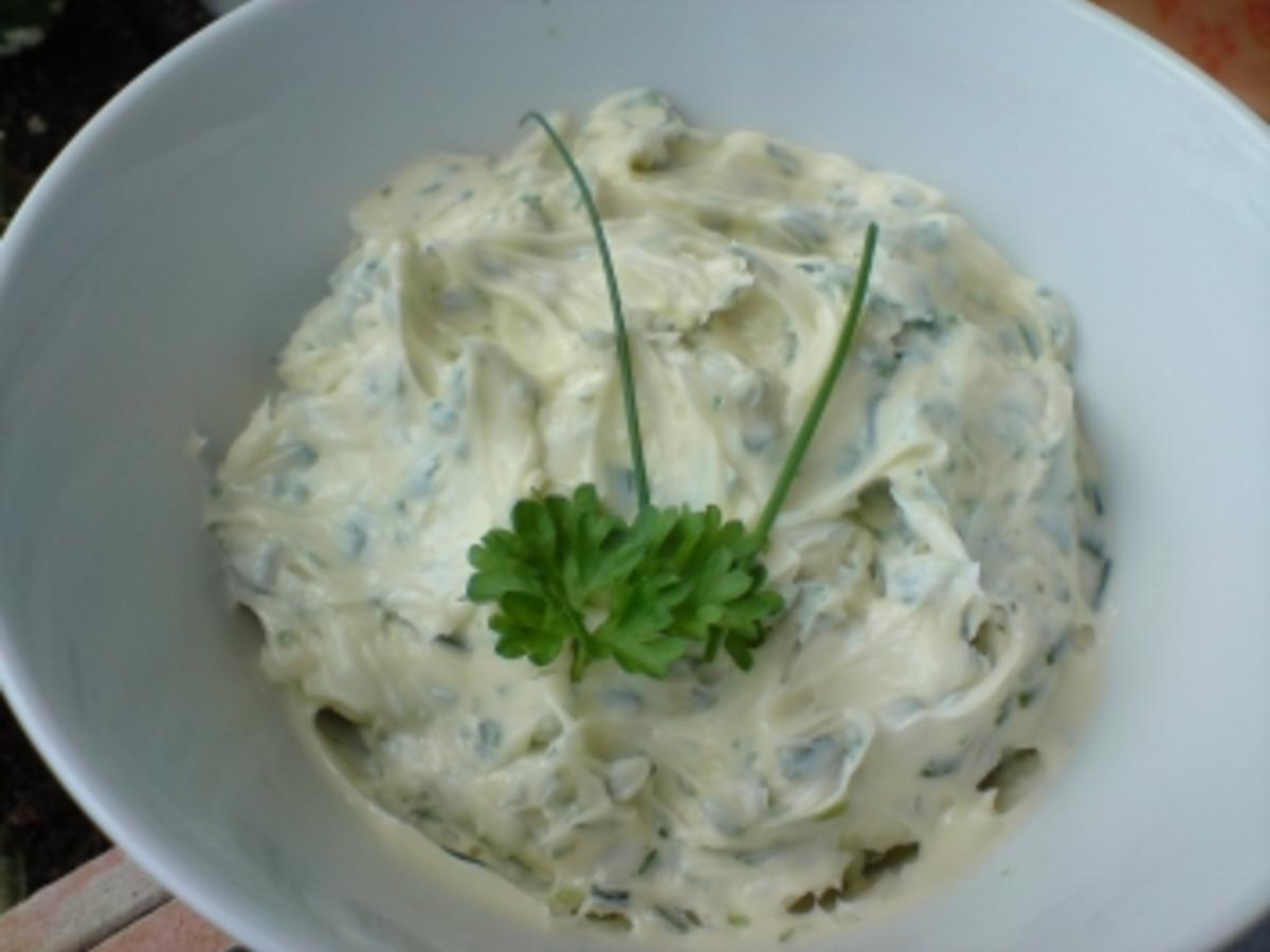 Kräuter-Knoblauchbutter selbstgemacht - Rezept - kochbar.de