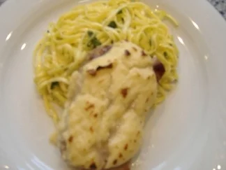 Kalbssteak gratiniert mit Sellerie-Zwiebelmus und Salbeinudeln - Rezept