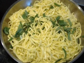 Kalbssteak gratiniert mit Sellerie-Zwiebelmus und Salbeinudeln - Rezept - Bild Nr. 3