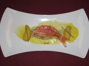 Gefülltes Doppelfilet von der Rotbarbe, Hummerbouillon-Kartöffelchen und Safran-Jus - Rezept