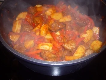 Rezept: Kikis Kartoffel-Paprika-Rindergulasch Bild Nr. 7 Kikis Kartoffel-Paprika-Rindergulasch - Rezept - Bild Nr. 7