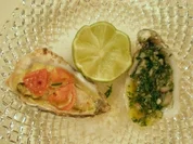 Auster mit Tomaten-Knoblauch gratiniert und roh mit Kerbel-Schalottenvinaigrette - Rezept