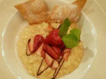 Weißes Schokoladenrisotto an Beeren und Crostoli - Rezept